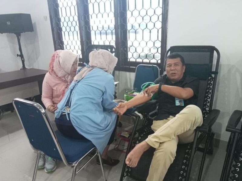 DLHK – PMI Kumpul 16 Kantong Darah, Sekdis Edi Kurniadi : Kalau kita berbagi hidup ini barokah aman tenteram