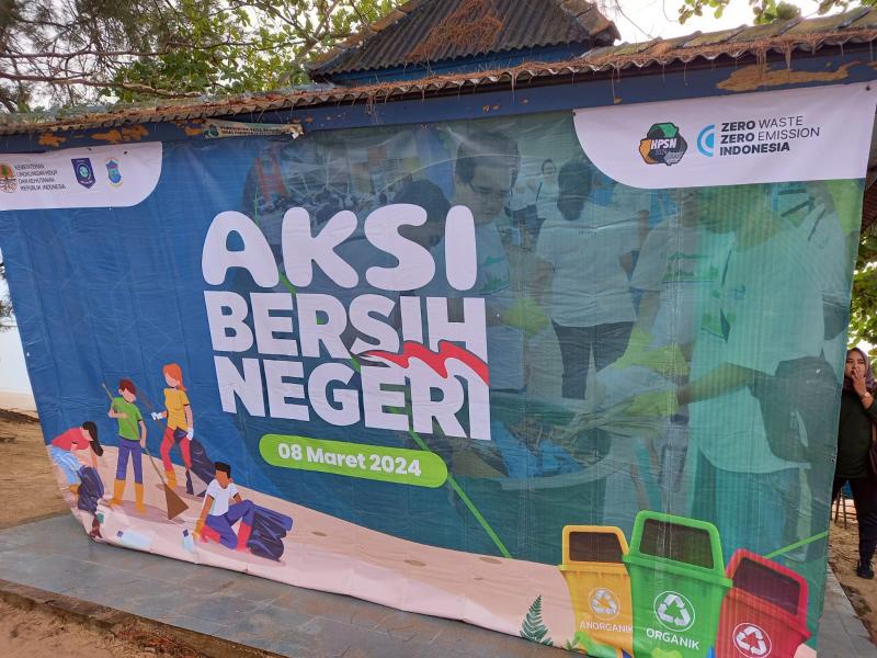 Aksi Bersih Negeri Peringatan Hari Sampah Nasional di Babel Bersihkan Pantai Pasir Padi