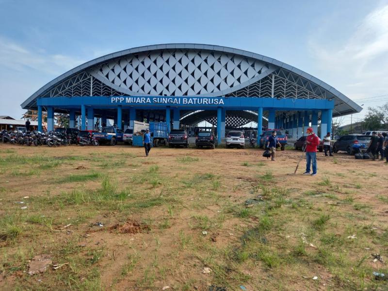 Jajaran Dinas Lingkungan Hidup dan Kehutanan Ikut Serta Membersihkan Kawasan Pelabuhan Perikanan Pantai 