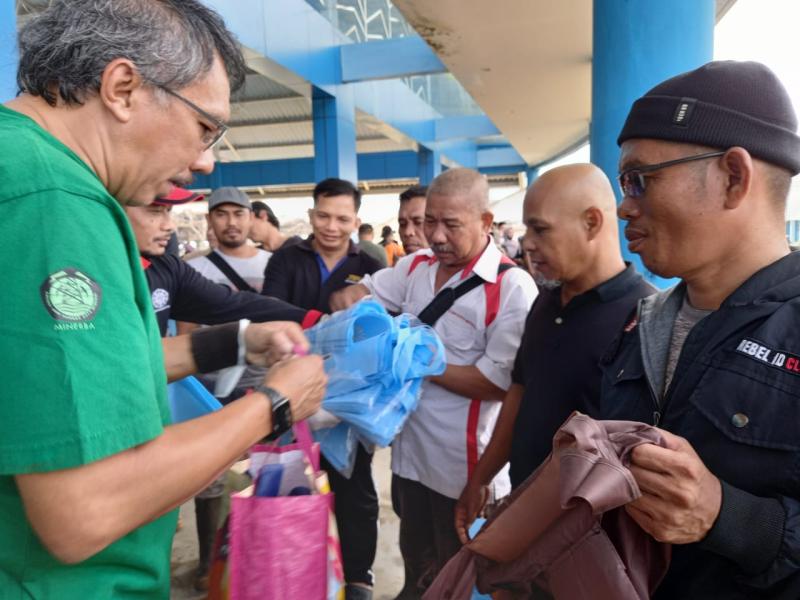 Mendukung Kebersihan Pelabuhan Perikanan Pantai Muara Sungai Baturusa, DLHK Babel Bagikan Kantong Belanja ke Pelaku Usaha 