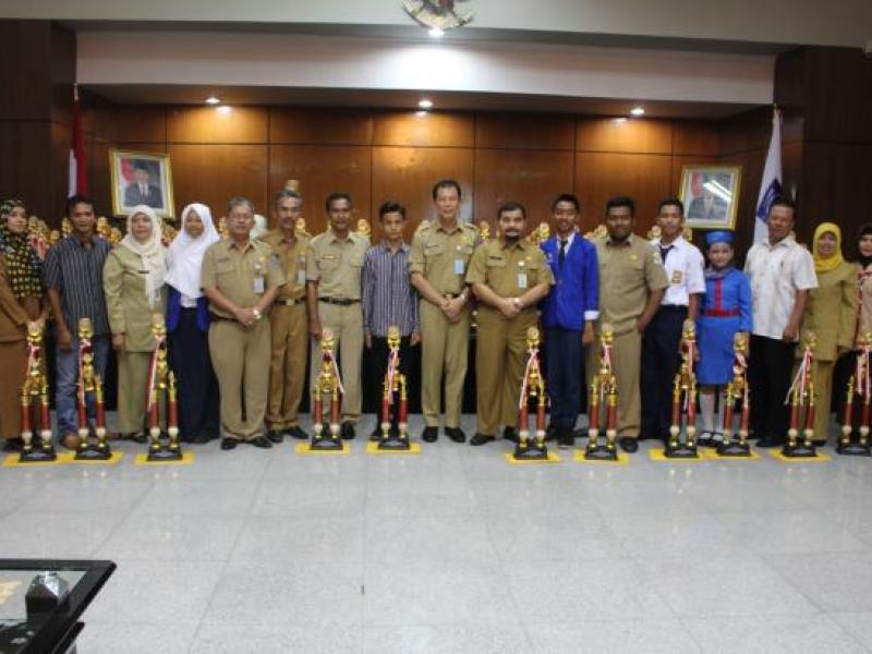 Sekda Serahkan Hadiah Pemenang Pawai & Karnaval