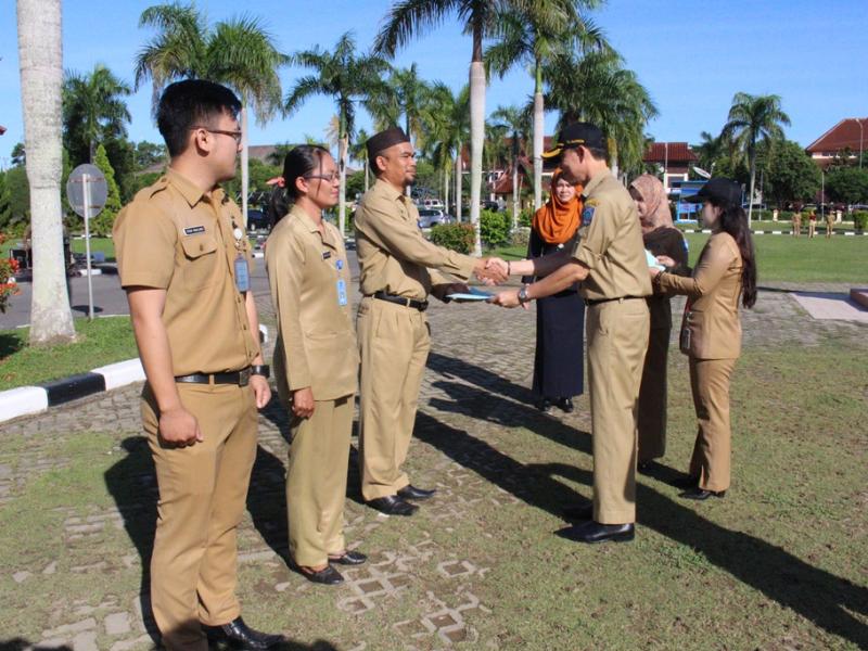 Sekda Serahkan SK Kenaikan Pangkat PNS Pemprov