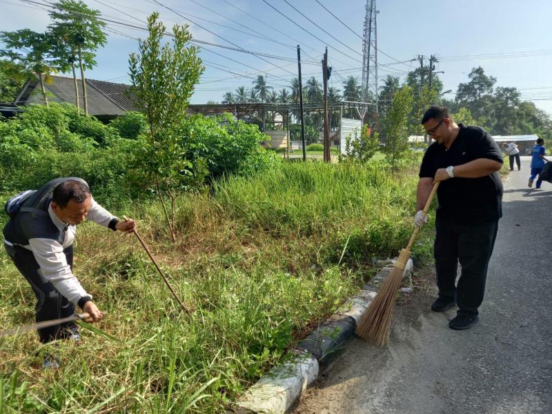 Pegawai DLHK Babel Kerja Bakti Jumat Bersih Bersama Pelajar
