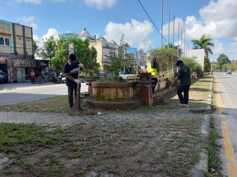 Kepala Dinas Lingkungan Hidup dan Kehutanan Pimpin Langsung Jumat Bersih