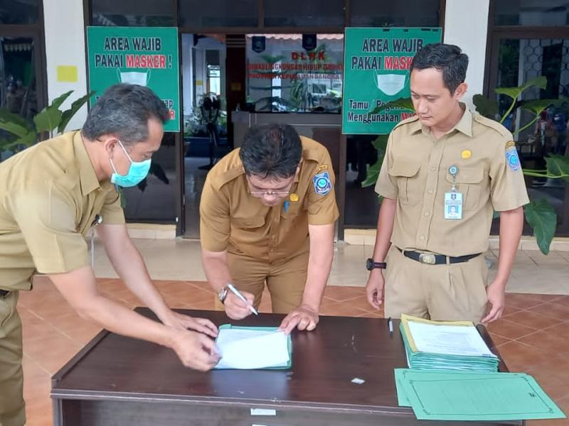 Kepala Dinas Lingkungan Hidup dan Kehutanan Provinsi Kepulauan Bangka Belitung Marwan menyerahkan Perjanjian Kinerja (PK)  tahun 2022 kepada pejabat administrator.