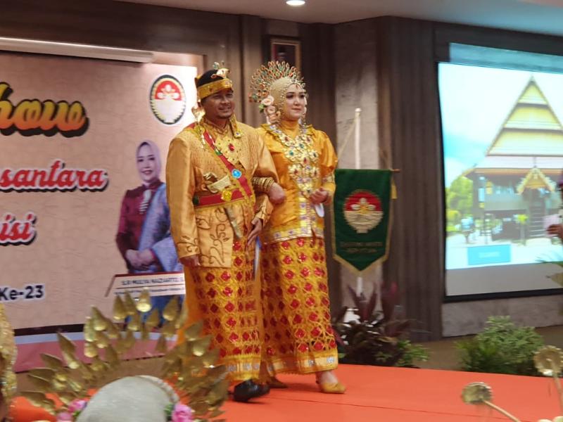 Kadis LHK beserta istri meraih juara 3 lomba fashion show