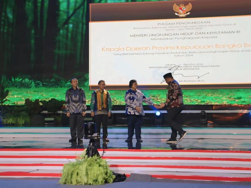 Gubernur Kepulauan Bangka Belitung Menerima Penghargaan Kepala Daerah yang Mendukung Gerakan Peduli dan Berbudaya Lingkungan Hidup di Sekolah (PBLHS)