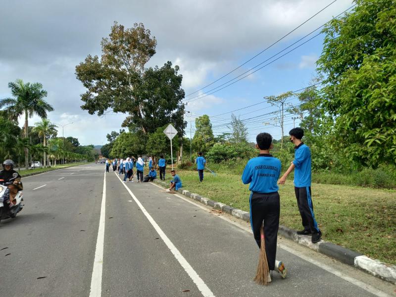 Gerakan Jumat Bersih : Pegawai Pemprov Babel Bersama Pelajar SMA Gotong Royong Kebersihan