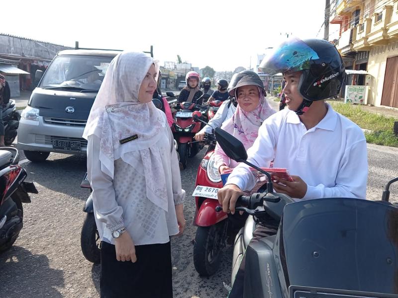 HUT Kemerdekaan RI Ke 80 : DLHK Babel Bagikan Ratusan Lembar Bendera Merah Putih