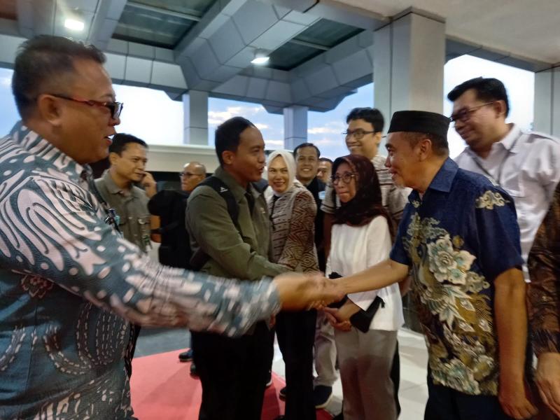 Plt Kepala Dinas Lingkungan Hidup dan Kehutanan Deki Susanto Sambut Menteri Kehutanan