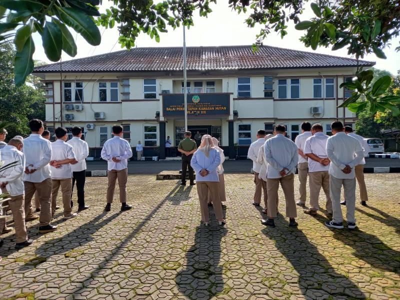 Upacara Peringatan Hari Bakti Rimbawan Tahun 2026 di Babel, Plt Kadis LHK Bambang Trisula : Hutan Indonesia memiliki peran yang sangat strategis.