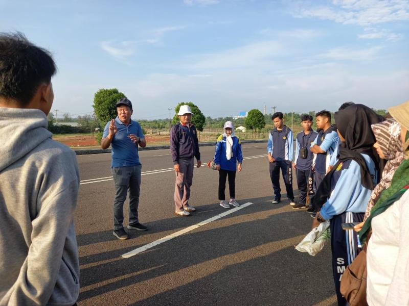 DLHK Bersih Bersih Tempat Upacara Harlah Pancasila Bersama Pelajar