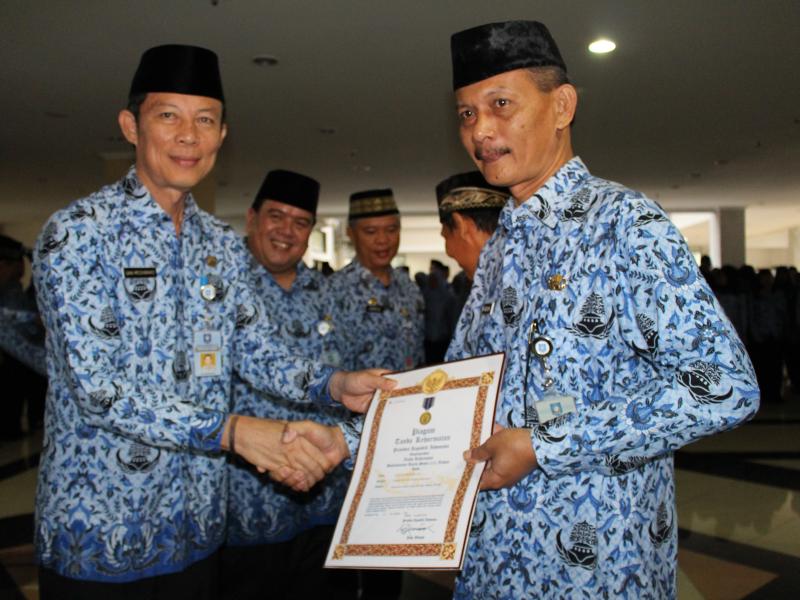 60 ASN Pemprov Babel Terima Satya Lancana