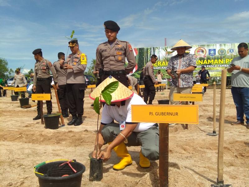 Kadis LHK Babel Fery AfriyantoTanam Pohon Buah Buahan