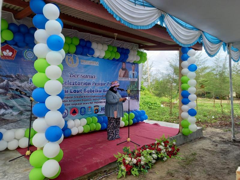 Pegawai Dinas Lingkungan Hidup dan Kehutanan Babel Bersih Pantai Pukan