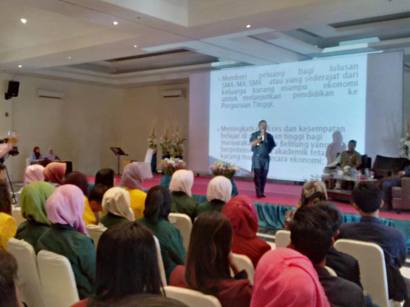 Gubernur Motivasi Mahasiswa Penerima Beasiswa