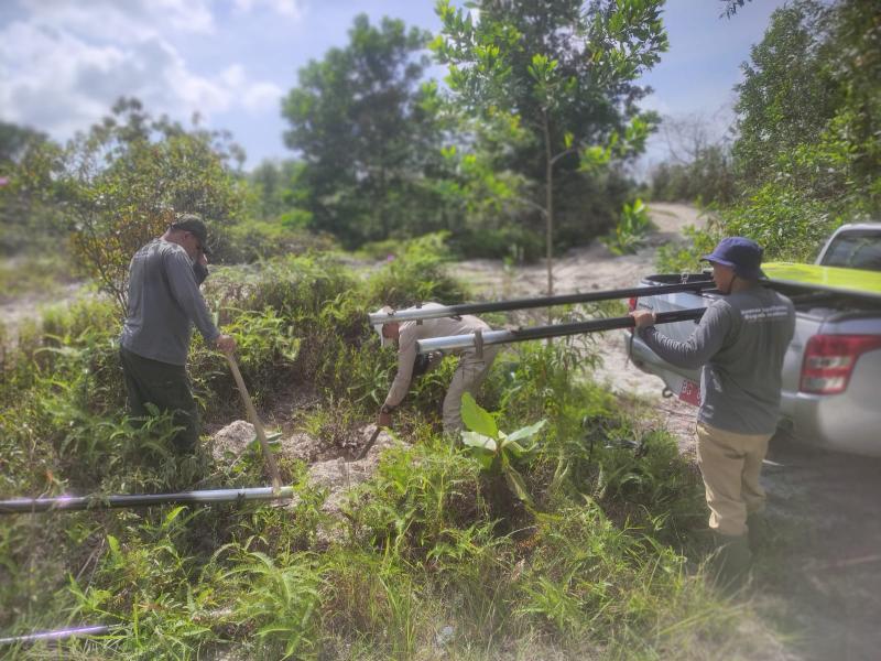Pemasangan papan Peringatan di UPTD KPH Jebu Bembang Antan