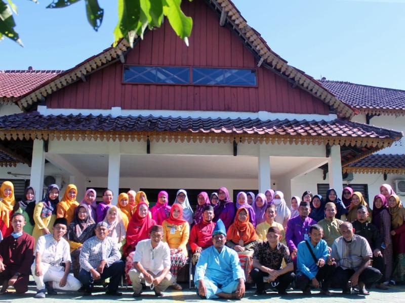 Foto Bersama dalam rangka melestrarikan Budaya Melayu DLH Prov Babel