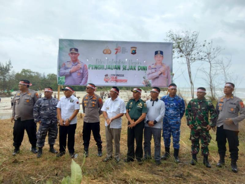Penanaman di Pantai Tebing