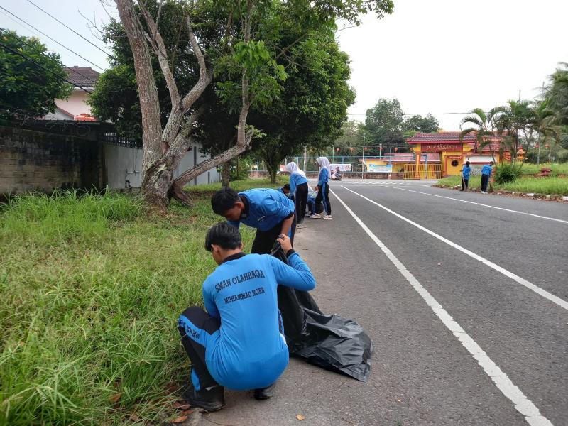 Pelajar Ikut Bersih Bersih Bersama DLHK (13/2/2026)