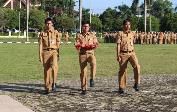 Petugas penggerek Bendera Merah Putih dari BKD Provinsi Kepulauan Bangka Belitung (Babel) saat menuju tiang Bendera Merah Putih dalam Upacara Mingguan Pegawai Pemprov Babel di halaman Kantor Gubernur Babel, Senin (15/2/2016).(foto: wedius).