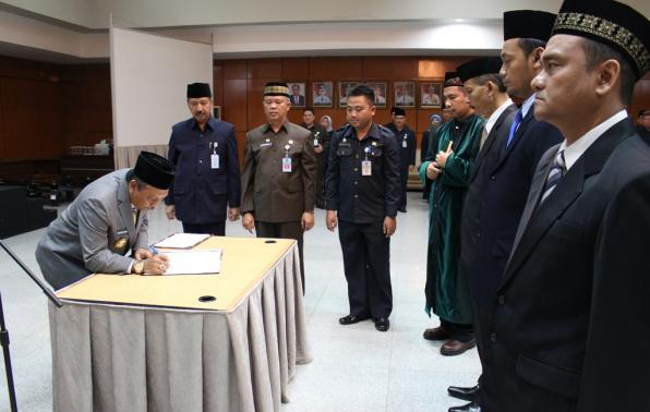 Gubernur H. Rustam Effendi menandatangani Berita Acara Pelantikan JPT Pratama dan Pejabat Struktural Eselon III dan Eselon IV di lingkungan Pemprov Babel.(foto: wedius).