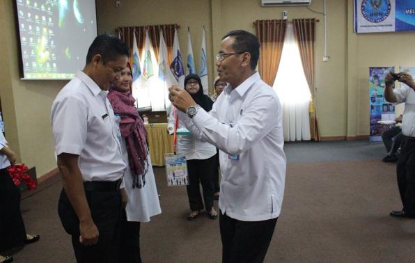 Kepala BNNP Babel, Kombes Pol Drs. Ardhie Subandri, M.Si mengalungkan tanda peserta TOT Peningkatan Karakter Individu Melalui Pemberdayaan Penggiat Anti Narkoba di Lingkungan Instansi Pemerintah bagi PNS.(foto: wedius).