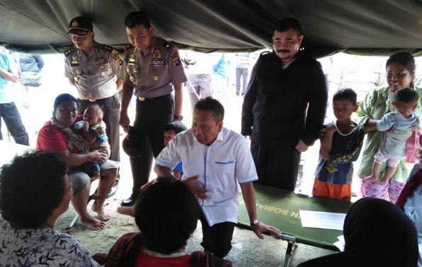 Gubernur H. Rustam Effendi saat menyapa warga yang menjadi korban banjir di tenda pengungsian korban banjir.(foto: rell).