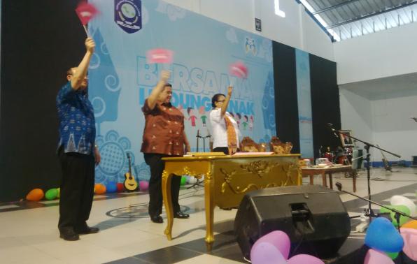 Menteri Pemberdayaan Perempuan dan Perlindungan Anak (PP & PA) Republik Indonesia, Yohana Susana Yembise, didampingi Sekda Pemprov Babel, Ir. H. Syahrudin, M.Si, saat Kampanye Berlian dan HeForShe di Aula STMIK Atma Luhur Pangkalpinang, Minggu (1/5/2016).(foto: rell).