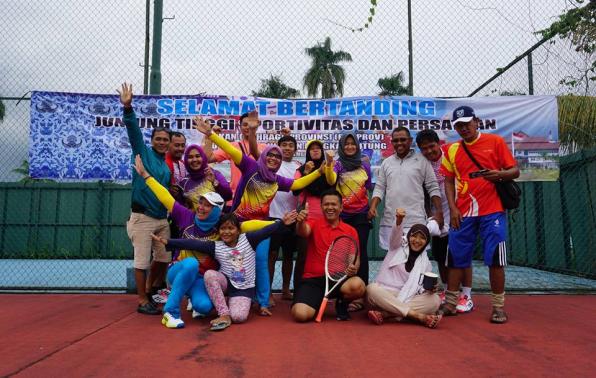 Tim Tenis Beregu Putri Basel foto bersama setelah meraih kemenangan usai laga pertandingan final yang berlangsung di Lapangan Tenis Bukit Baru Komplek Perumahan PT.Timah Pangkalpinang, Minggu (12/11/2016).(foto: rell).
