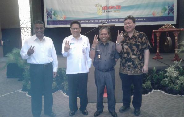 Gubernur Babel bersama Kepala Perwakilan BKKBN Babel, mengacung dua jari yang menandakan simbol ajakan dua anak cukup.(foto: rell).