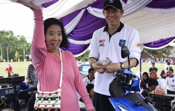 Mak Eng sumringah ketika mendapatkan kunci sepeda motor yang diserahkan Sekda Babel.(foto: humasprov).