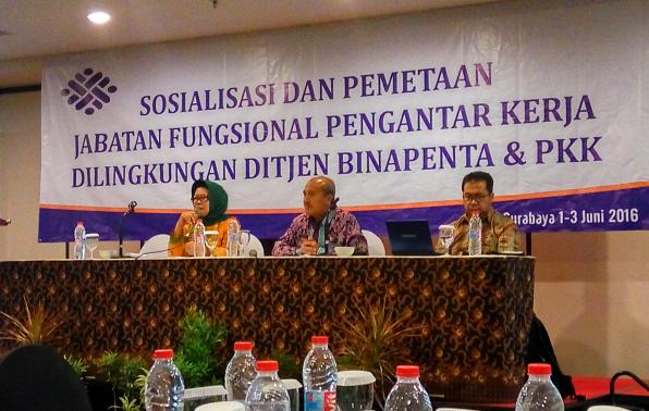 Dirjen Binapenta dan PKK Kemenaker, Drs.Heri Sudarmanto,MH saat membuka Sosialisasi dan JFT Pengantar Kerja, yang berlangsung pada tanggal 1-3 Juni 2016 di Hotel Best Western Papilo Surabaya.(foto: wahyono).
