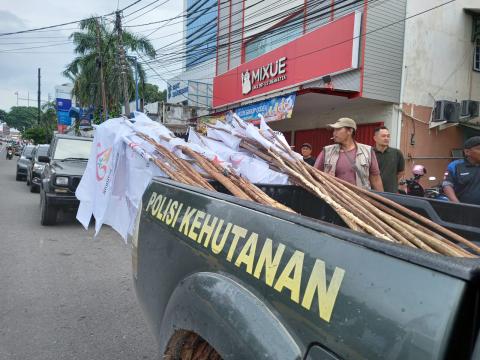 DLHK Ikut Pasang Bendera Umbul Umbul